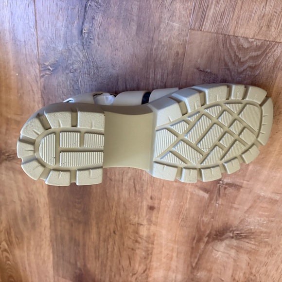 NIB Madden Girl Galaxy Off White size 9M popular 3 inch platform shoe new in box - Picture 3 of 15